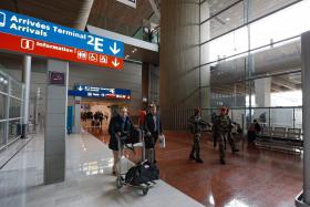 AUTORIDADES FRANCESAS PEDEM ANULAÇÃO DE 20% DOS VOOS DE 3ª FEIRA DEVIDO A GREVE