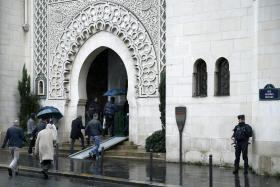 CENTENAS DE MESQUITAS FRANCESAS ABREM AS PORTAS AO PÚBLICO