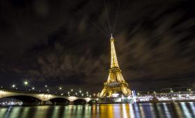 HOMEM ABATIDO A TIRO EM FRENTE A ESQUADRA DE PARIS