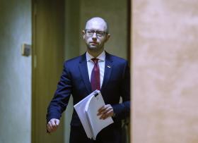 UCRÂNIA SUSPENDE ACORDO DE COMÉRCIO LIVRE COM A RÚSSIA