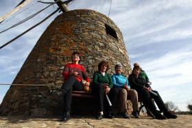 HABITANTES DE SÃO MIGUEL DO PINHEIRO SAEM DA PEQUENA ALDEIA PARA VIAGEM DE “SONHO”