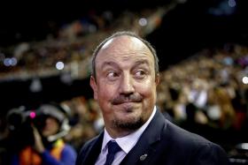 RAFA BENÍTEZ DEIXA COMANDO TÉCNICO DO REAL MADRID E DÁ LUGAR A ZIDANE