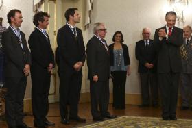 CAVACO SILVA CONDECORA TRÊS MEDALHADOS OLÍMPICOS E PRESIDENTE DO COP