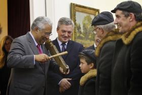 PRIMEIRO-MINISTRO FALA EM LEVAR A ESPERANÇA AO PAÍS APÓS OUVIR CANTAR AS JANEIRAS