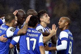 CMVM SUSPENDE NEGOCIAÇÕES DAS AÇÕES DO FC PORTO