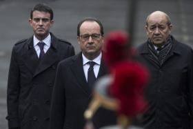 HOLLANDE SUBORDINA NEGOCIAÇÕES AO FIM DOS BOMBARDEAMENTOS DO REGIME SÍRIO