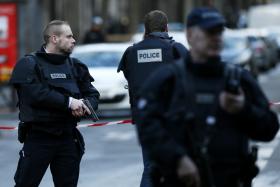 ATACANTE MORTO EM PARIS LEVAVA PAPEL COM A BANDEIRA DO GRUPO ESTADO ISLÂMICO – MP