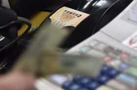 ESTADOS UNIDOS VIVEM “FEBRE” DA LOTARIA COM POWERBALL DE 900 MILHÕES