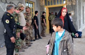 FORÇAS ARMADAS IRAQUIANAS RETIRAM CENTENAS DE CIVIS DE RAMADI