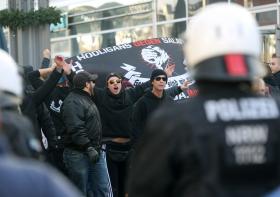 POLÍCIA E MANIFESTANTES DE EXTREMA-DIREITA ENVOLVEM-SE EM CONFRONTOS EM COLÓNIA