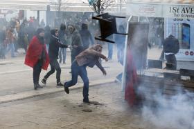 POLÍCIA E MANIFESTANTES EM CONFRONTOS NO KOSOVO CONTRA ACORDO COM A SÉRVIA