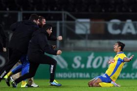 AROUCA RECUPERA DOIS GOLOS E EMPATA EM GUIMARÃES