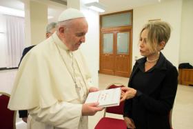 PRIMEIRO LIVRO DO PAPA FRANCISCO DEFENDE MENSAGEM DE MISERICÓRDIA DA IGREJA