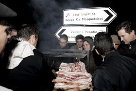 SUINICULTORES MANTÊM PROTESTO EM ALCANENA ATÉ INTERMARCHÉ SUSPENDER PROMOÇÃO