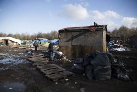 DUAS MIL PESSOAS RECLAMAM “CONDIÇÕES DIGNAS” PARA MIGRANTES EM CALAIS (FRANÇA)