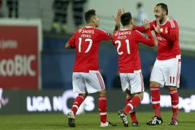 BENFICA VENCE ESTORIL-PRAIA E FICA A DOIS PONTOS DO LÍDER SPORTING