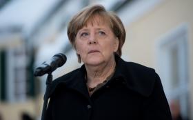 ANGELA MERKEL APELA À VIGILÂNCIA CONTRA O ANTISSEMITISMO