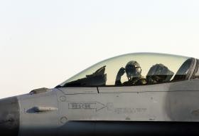 AVIÃO F-16 EGÍPCIO DESPENHA-SE EM EXERCÍCIO MILITAR CAUSANDO MORTE DA TRIPULAÇÃO