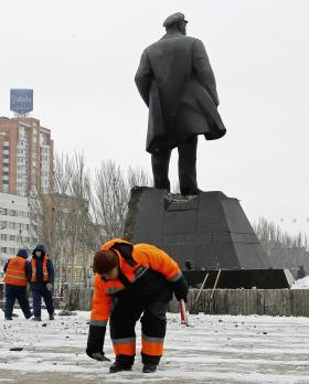 UCRÂNIA: ESTÁTUA DE LENINE EM DONETSK ESCAPA ILESA DE EXPLOSÃO