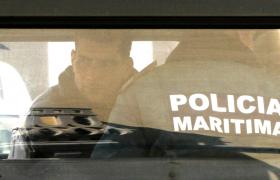 POLÍCIA MARÍTIMA SALVA 22 CRIANÇAS ENTRE 52 PESSOAS NUM BOTE A AFUNDAR