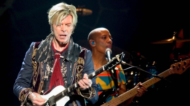 David Bowie, à esquerda, atua no Fleet Center, em Boston - 30 de março de 2004. (AP / Robert E. Klein)