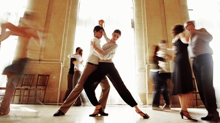 Casais a dançar durante uma aula de tango. GETTY IMAGES / Javier Pierini
