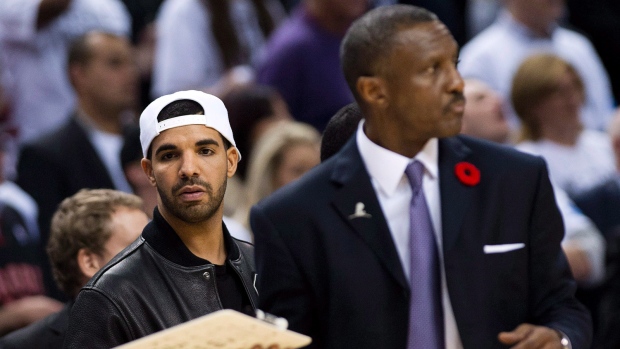 O embaixador dos Toronto Raptors e artista de hip hop Drake durante um jogo contra os Atlanta Hawks em Toronto - 29 de outubro de 2014. (Nathan Denette/The Canadian Press)