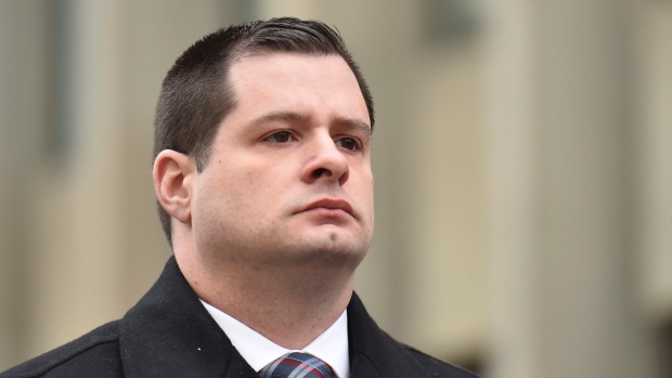 O agente policial James Forcillo chega ao tribunal em Toronto - 25 de janeiro de 2016. THE CANADIAN PRESS/Nathan Denette