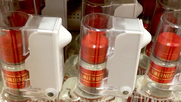 Uma investigação sobre uma garrafa de vodka cheia de água levou à descoberta de uma nova forma de adulteração, soube a CTV Toronto