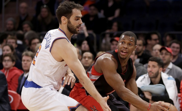 Kyle Lowry dos Raptors (à direita) em ação no jogo contra os New York Knicks em dezembro de 2014. (The Associated Press / Seth Wenig)