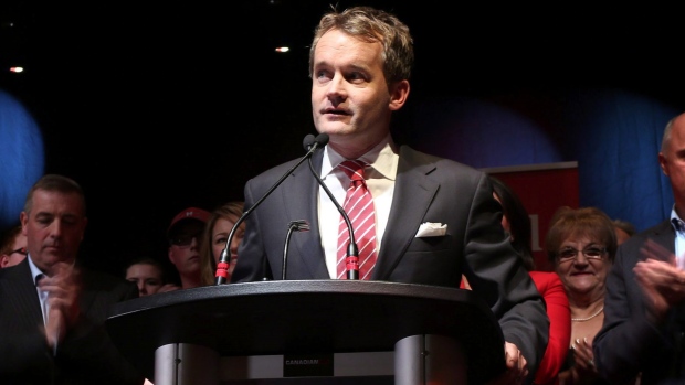 Seamus O'Regan discursa no Hotel Delta na baixa de St. John's na sequência da sua vitória no distrito de St. John's South em 19 de outubro de 2015. The Canadian Press/Paul Daly