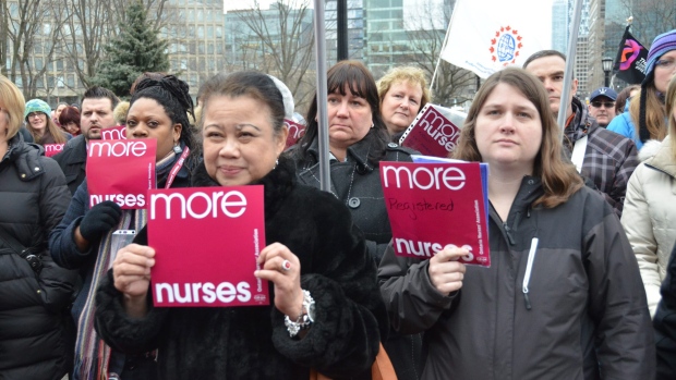 Os membros da Associação de enfermeiros do Ontário (ONA) e estudantes de enfermagem manifestam-se no Queen’s Park em Toronto - 19 de março de 2014. The Canadian Press Images PHOTO/Ontario Nurses' Association