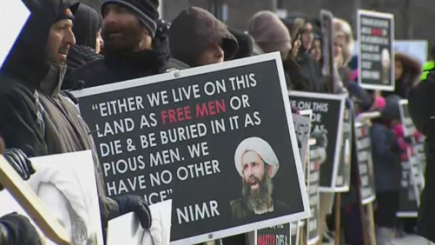 Dezenas de manifestantes juntaram-se em frente ao Consulado dos Estados Unidos em Toronto para condenar a execução do clérigo xiita Sheikh Nimr al-Nimr na Arábia Saudita