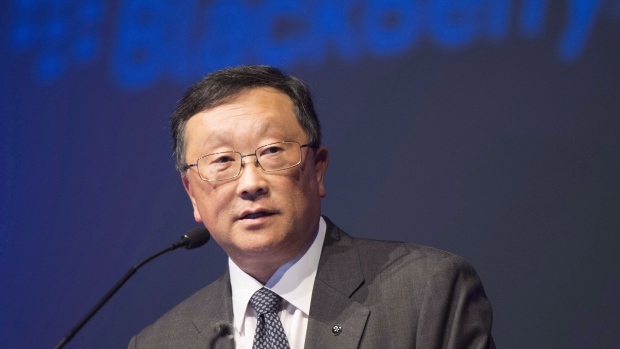 O presidente-executivo John Chen fala na reunião anual da BlackBerry Ltd. em Waterloo, Ontário., em 23 de junho de 2015. (Frank Gunn/The Canadian Press)