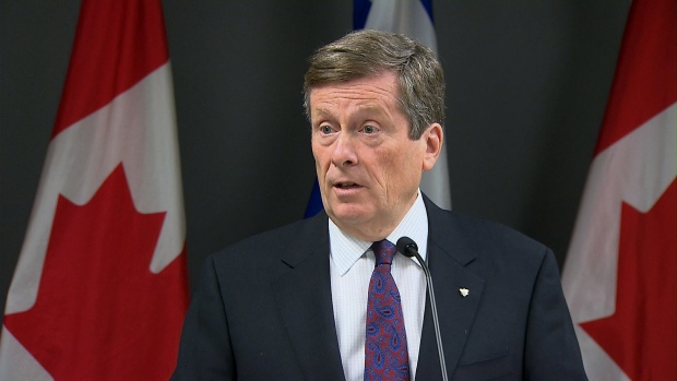 O presidente John Tory fala aos repórteres na Câmara Municipa de Toronto, nesta foto de 20 de outubro de 2015.