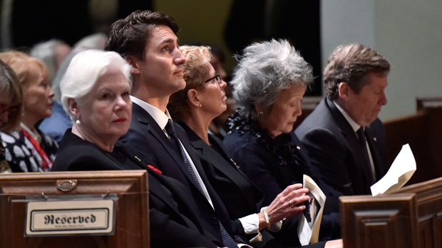 Elizabeth Dowdeswell, Justin Trudeau, Kathleen Wynne, Adrienne Clarkson e John Tory assistem ao funeral do ex-diplomata Ken Taylor em Toronto na terça-feira, 27 de outubro de 2015. THE CANADIAN PRESS/Nathan Denette