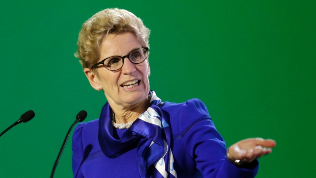 A primeira-ministra do Ontário Kathleen Wynne, discursa durante uma cerimónia na Conferência sobre as Alteraçõs Climáticas das Nações Unidas - 7 de dezembro, 2015, em Le Bourget, ao norte de Paris. (AP/Christophe Ena)