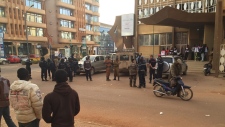 PM Trudeau condena o atentado terrorista em Burkina Faso onde seis canadianos foram mortos num cerco a hotel, oferecendo os seus pêsames mais profundos