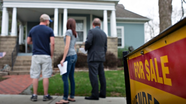 Os mercados quentes em Toronto e Vancouver estão a distorcer (para cima) o preço médio nacional de uma casa canadiana, diz a CREA. (Daniel Acker / Bloomberg)