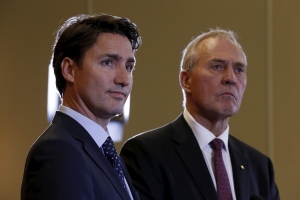 O primeiro-ministro Justin Trudeau vai nomear o ex-chefe de polícia de Toronto Bill Blair, agora um MP, como um dos principais elementos do governo para a legalização da marijuana. (Chris Wattie / Reuters)