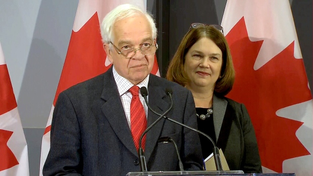 O ministro da Imigração John McCallum fala em Toronto, 31 de dezembro de 2015.