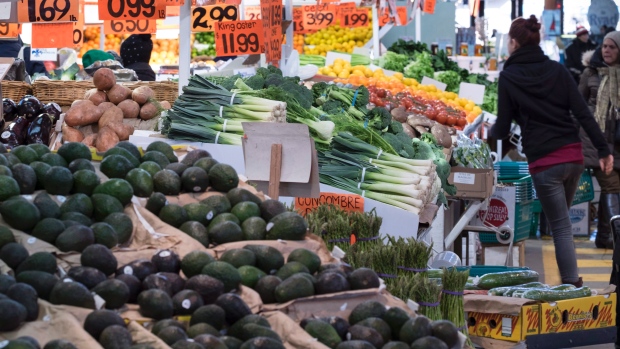 Vários vegetais em pontos de venda no Jean Talon Market - 11 de janeiro, 2016 em Montreal. THE CANADIAN PRESS/Paul Chiasson