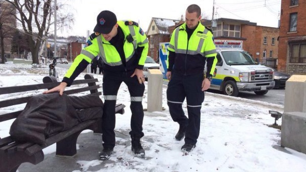 Paramédicos aproximam-se de uma estátua num banco. Foto da página Twitter dos paramédicos de Hamilton. (Twitter-Hamilton Paramedics/Canadian Press)