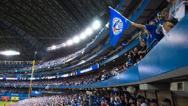 O Rogers Centre cheio para o jogo de basebol da American League Division Series entre os Toronto Blue Jays e Texas Rangers em Toronto - 8 de outubro de 2015. The Canadian Press / Darren Calabrese