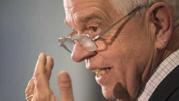 O ministro da Imigração John McCallum diz que é uma prioridade do governo Liberal de reduzir os tempos de espera para os canadianos que querem patrocinar os seus pais e avós, cônjuges e parceiros de direito comum, crianças e cuidadores. (Chris Young / Canadian Press)