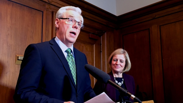 A primeira-ministra de Alberta Rachel Notley e o primeiro-ministro de Manitoba Greg Selinger anunciaram na sexta-feira em Winnipeg que daqui para frente ambas as províncias estarão a colaborar na questão das alterações climáticas e estratégias de energias renováveis. (Bert Savard / CBC)