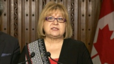 A Ministra do Emprego MaryAnn Mihychuk disse que os Liberais vão cumprir com a sua promessa de revogar as duas peças de legislação – 28 de janeiro, 2016