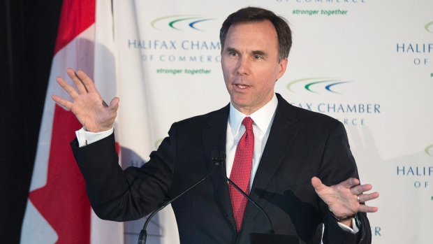 O ministro das Finanças Bill Morneau fala à Câmara de Comércio em Halifax na segunda-feira, 11 de janeiro de 2016. THE CANADIAN PRESS/Andrew Vaughan