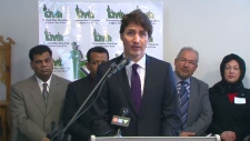 O primeiro-ministro Justin Trudeau fala na reabertura de uma mesquita em Peterborough, Ontário.