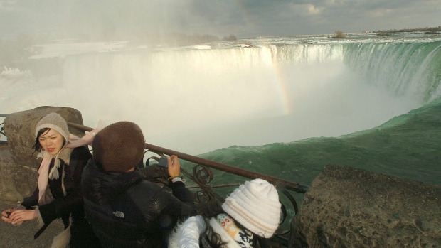 Turistas observam as Cataratas do Niágara, Ontário, nesta foto de arquivo. (AP Photo / Dan Cappellazzo)